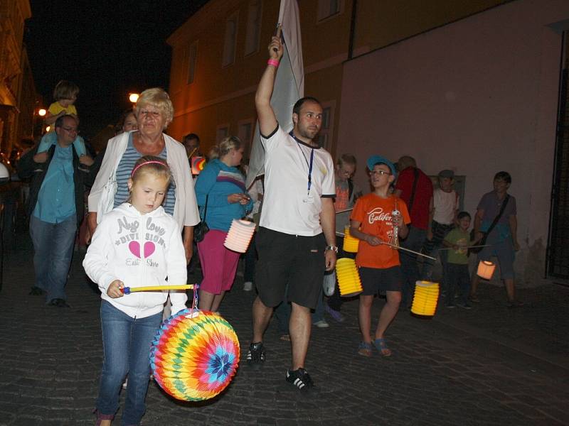 Lampionový průvod se vydává od lounské radnice na cestu městem