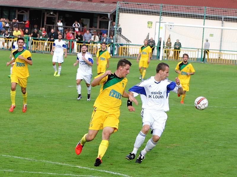 Fotbalové derby Žatec - Louny: domácí Žatec ve žlutém, Louny v bílém.