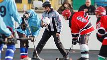 Utkání hokejbalistů Žatce (v červeném) proti Chomutovu
