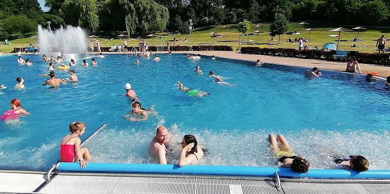 Parný víkend. Koupaliště v Žatci láká stovky lidí