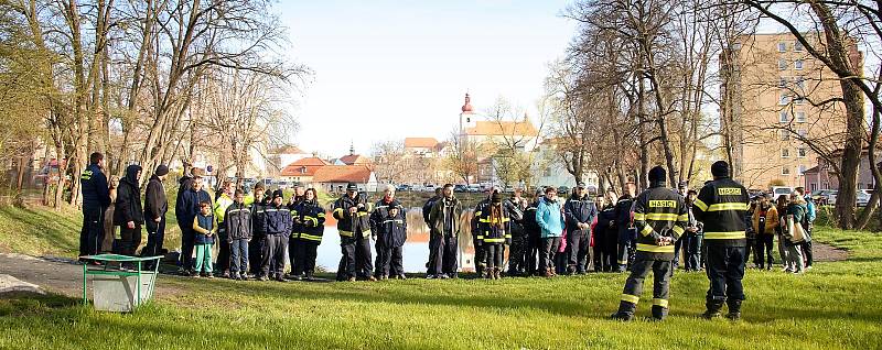 Účastníci rybářských závodů v Podbořanech z řad dobrovolných hasičů mezi sebou vybrali 34 tisíc korun na pomoc rodině Vojtíška z Vroutku.