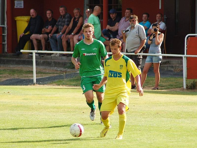 Fotbalisté Slavoje Žatec (ve žlutém) prohráli v pohárovém zápase s Karlovými Vary 2:3