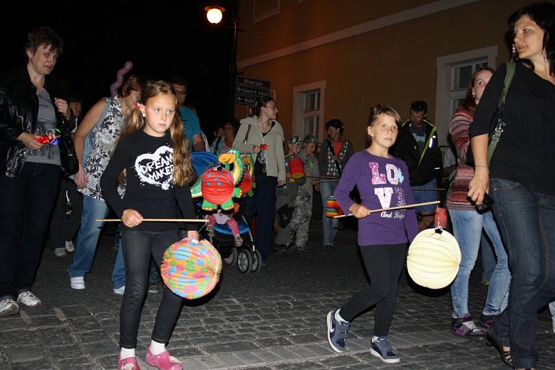 Lampionový průvod se vydává od lounské radnice na cestu městem