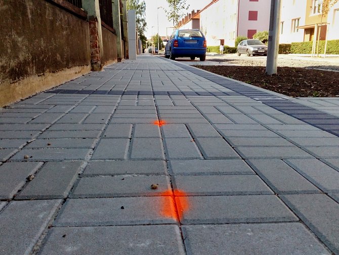 Nově položená dlažba v ulici Bří Čapků v Žatci. Plynaři si již vyznačili místa, kde chodníky rozkopou.