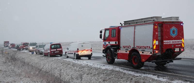 Odstraňování následků nehody rumunského kamionu u zóny Triangle na Žatecku