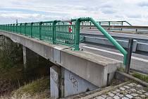 Most na silnici mezi Staňkovicemi a Bitozevsí na Žatecku poblíž křižovatky s dálnicí D7 Praha – Chomutov. Podle plánu pod ním měly vést koleje do zóny Triangle.