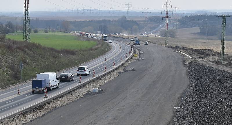 V Panenském Týnci se teď hodně staví. Buduje se tam kanalizace, v sousedství městyse dálnice Praha - Chomutov.