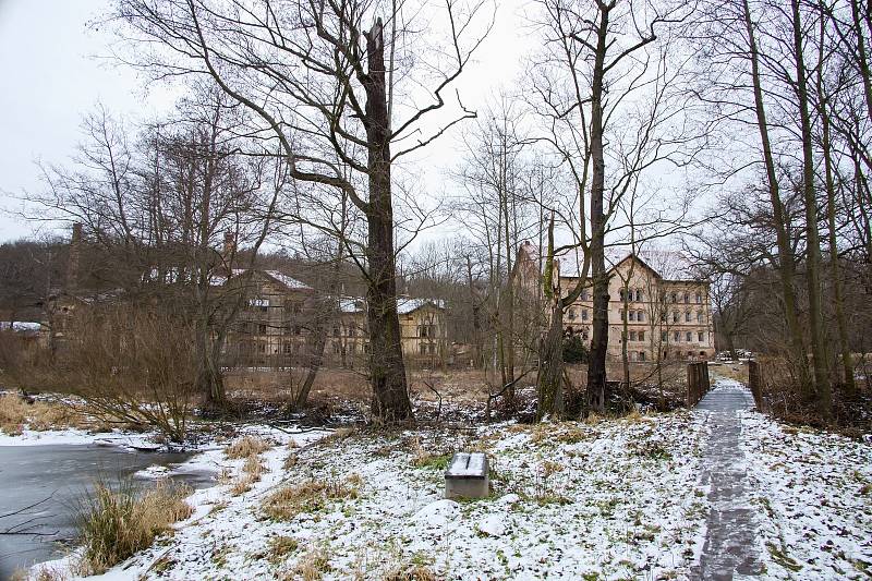 Zchátralý pivovar v Petrohradu na Podbořansku stojí u místního rybníka.