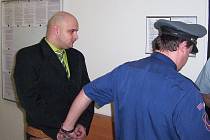 Obžalovaný Peter Olšavský před soudem kvůli smrti dvouleté dívenky v Černčicích na Lounsku.