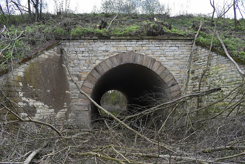 Kamenný klenbový most z roku 1871 u Deštnice slouží k převedení polní cesty pod železniční tratí. 