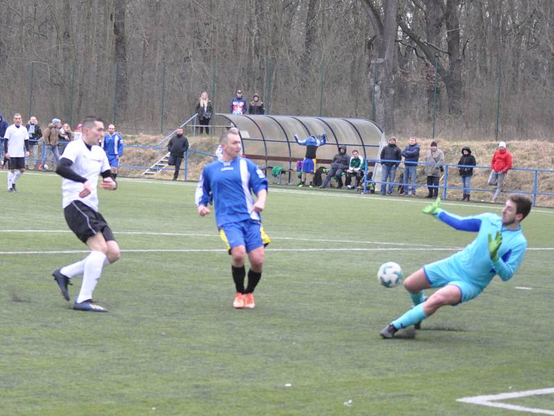 Úvodní jarní kolo fotbalisté Dobroměřic (v bílém) zvládli na výbornou a závěr utkání proměnili v exhibici.