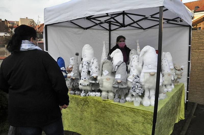 Bývalá lounská tržnice a přilehlá Jakoubkova ulice se stejně jako loni  promění na místo, kde proběhnou adventní trhy s řemeslnými výrobky.