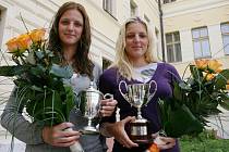 Karolína (vlevo) a Kristýna Plíškovy na archivním snímku při prvním přijetí na lounské radnici v roce 2010 už jako tenisové hráčky - juniorky. 
