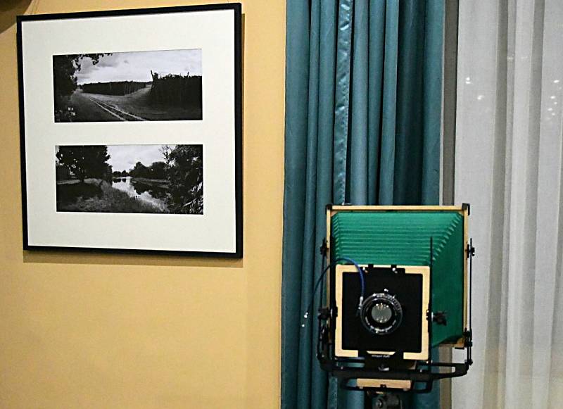 Ve Vrchlického divadle v Lounech byla čtvrteční vernisáží zahájena výstava postoloprtského fotografa Václava Macha.