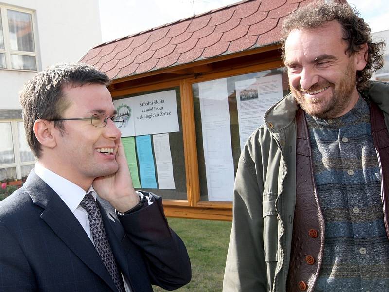 Ministr Ondřej Liška (vlevo) a poslanec Přemysl Rabas v žatecké škole