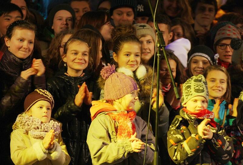 Samotné rozsvícení stromu doprovodili zpěvem žáci lounského gymnázia