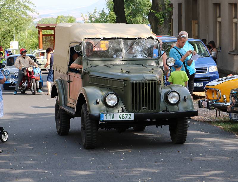 Krásná historická vozidla se v sobotu 27. července sjela do obce Hříškov na Lounsku.