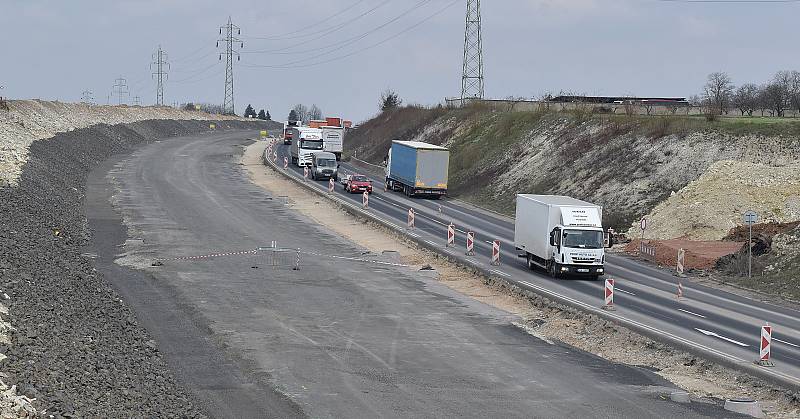 Stavební práce na úseku dálnice D7 v Panenském Týnci. Ilustrační foto.