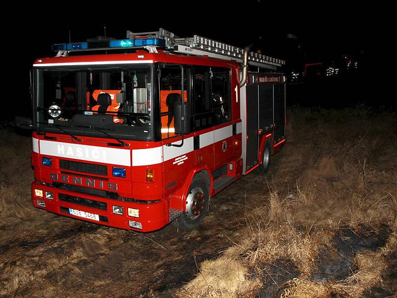 Rozsáhlý požár trávy u obce Jablonec na Libčevesku