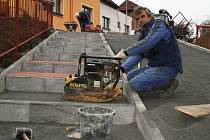 Václav Sejval pracuje na rekonstrukci schodiště u náměstí Konstantina Biebla v Lounech.