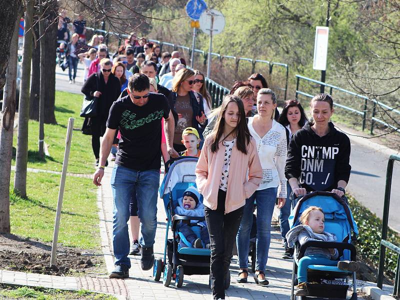 Pietního pochodu za utýraného Marečka v Lounech v březnu 2019 se zúčastnilo více než dvě stě lidí.