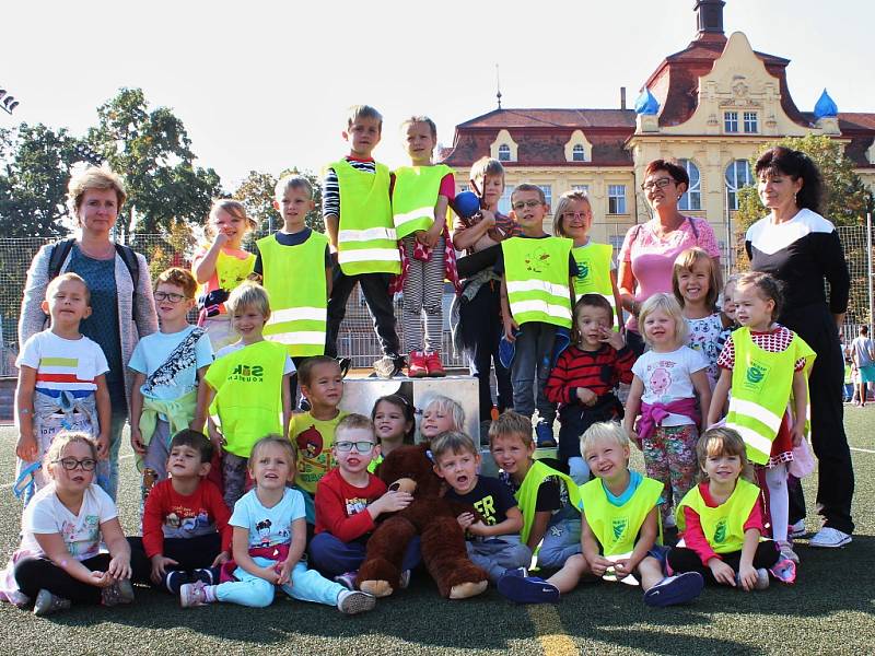 Stovky dětí ze žateckých škol se sešly na stadionu Mládí na sportovním dopoledni