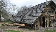 Unikátní archeologický skanzen v Březně u Loun je opět otevřený pro veřejnost.