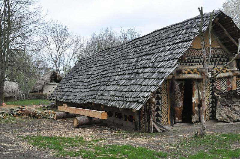 Unikátní archeologický skanzen v Březně u Loun je opět otevřený pro veřejnost.