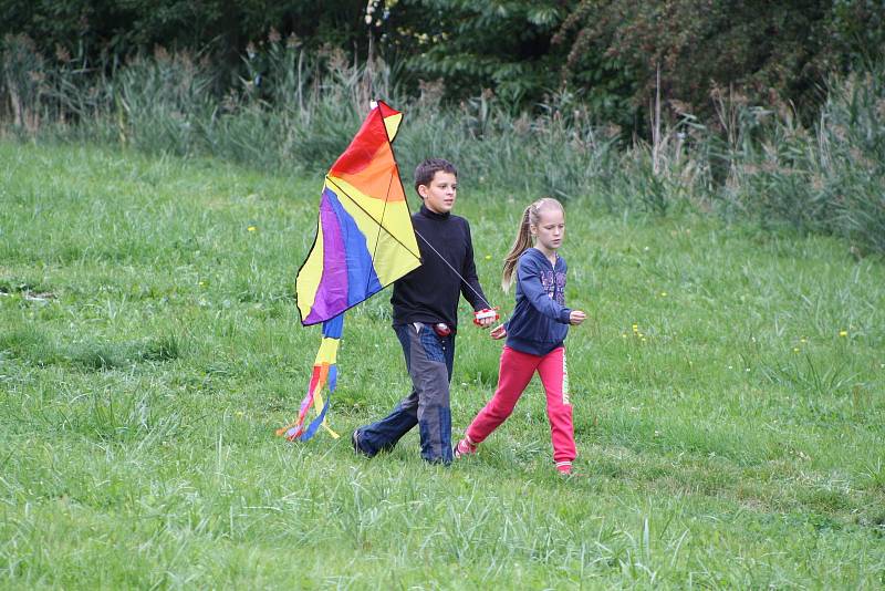 Pouštění draků patří i na Lounsku a Žatecku k oblíbené podzimní zábavě.