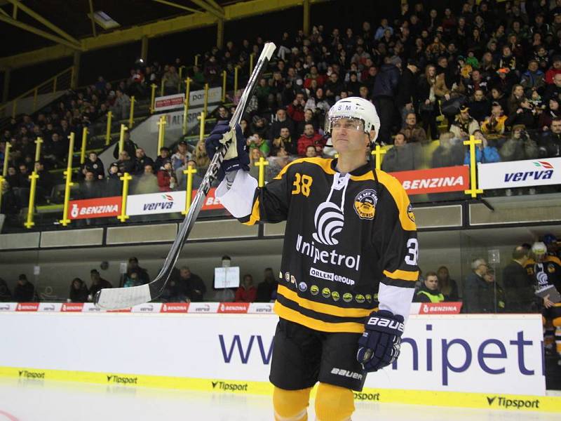 JAN ALINČ při exhibici k sedmdesátinám litvínovského hokeje v prosinci 2015. Na zimním stadionu, kde zažil řadu úspěchů, o čtyři roky později utrpěl osudové zranění.