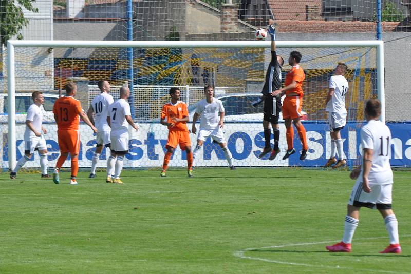 Fotbalisté Dobroměřic (v bílém) přehráli v přípravě další celek z krajského přeboru a navíc s nulou.