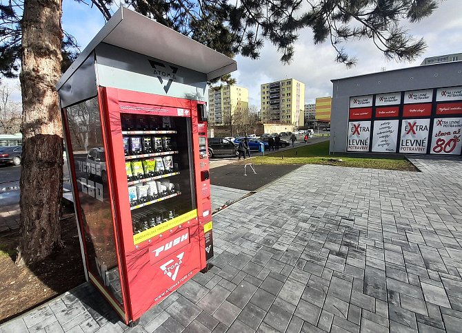 Automat na kratom a produkty z konopí u bývalého kulturního domu v Lounech.