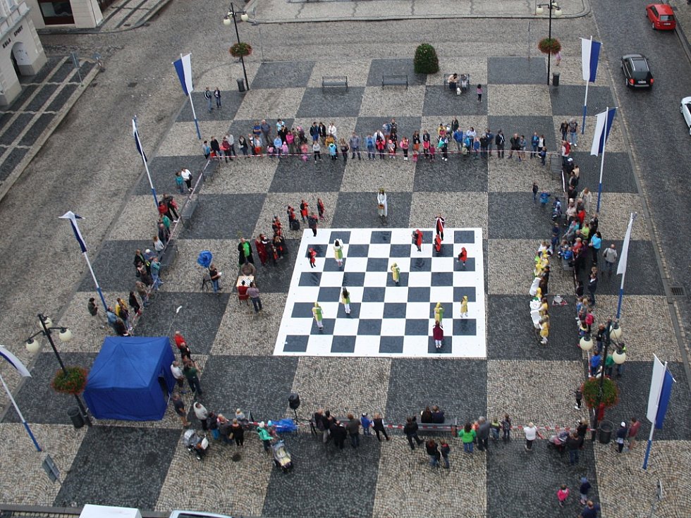 Žatecký a lounský deník | Obří šachy na náměstí Svobody v Žatci |  fotogalerie