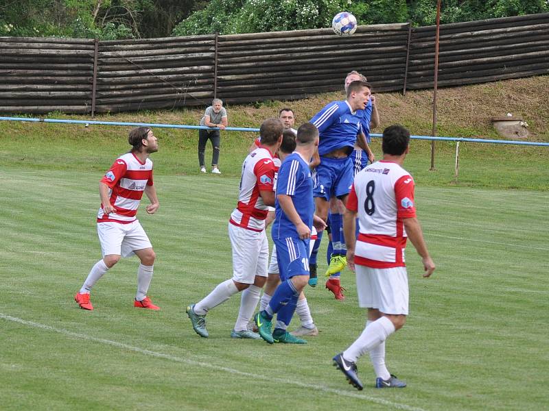 Fotbalisté Domoušic (v modrém) jsou blízko postupu z A třídy. V posledním domácích utkání sezóny si poradili s Ervěnicemi.