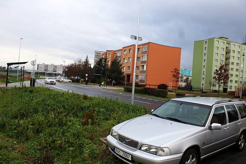 Na žateckém sídlišti Jih jsou dlouhodobě velké problémy s parkováním. V poslední době se ještě zhoršují. U pole v ulici Stavbařů se dříve parkovalo "nadivoko", po rekonstrukci to už ale nelze, ubyly desítky míst.