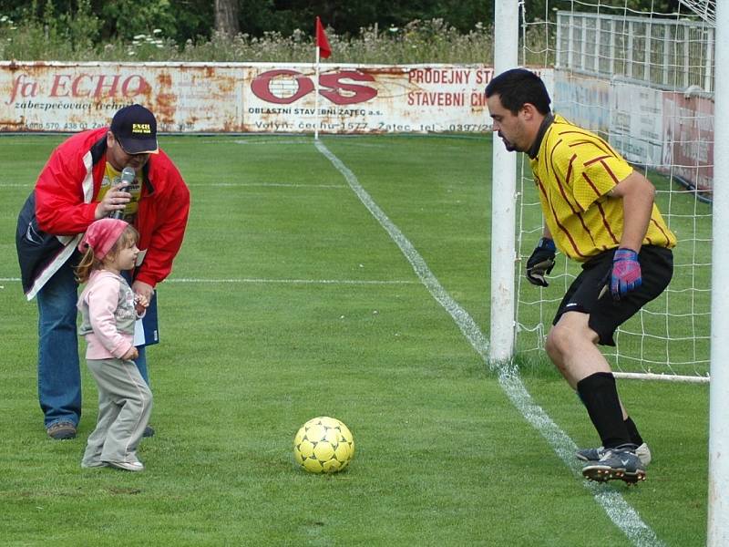 Děti si mohly zastřílet na známého Pavla Novotného.