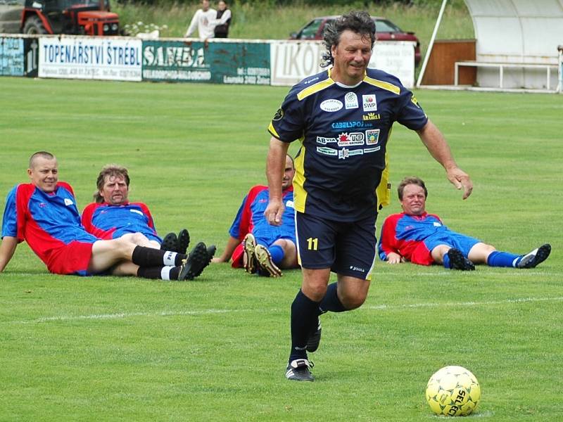 Stanislav Hložek běží za míčem