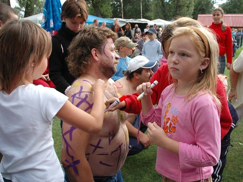 Děti dostaly fixy a soutěžily v malování na své otce.