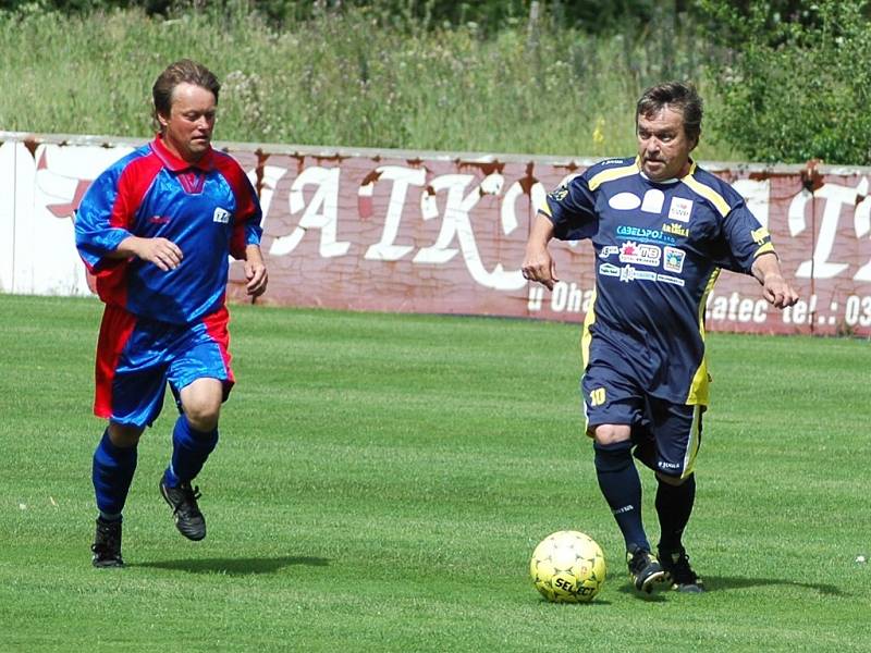 Roman Skamene (vpravo) utíká domácímu Františkovi Derflerovi.