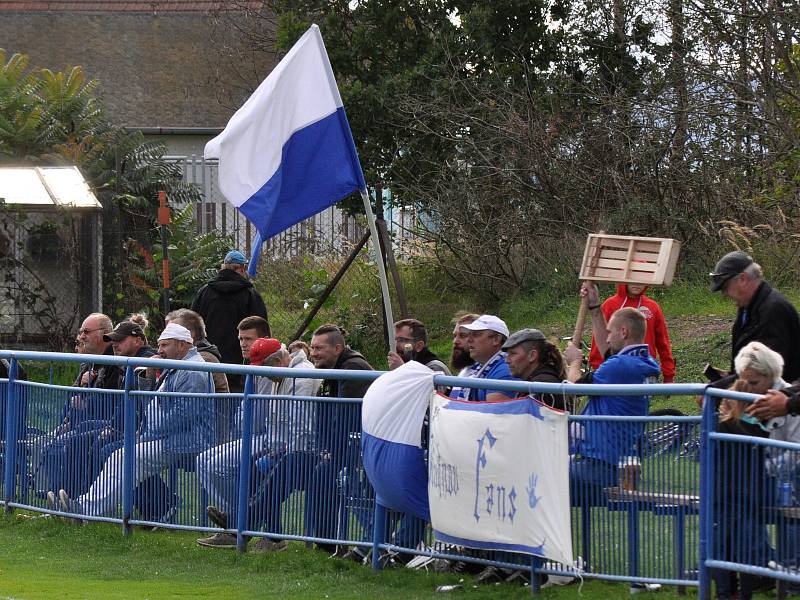 Fotbalisté Dobroměřic (v bílém) sice inkasovali první, pak ale soupeře smetli pěti góly.