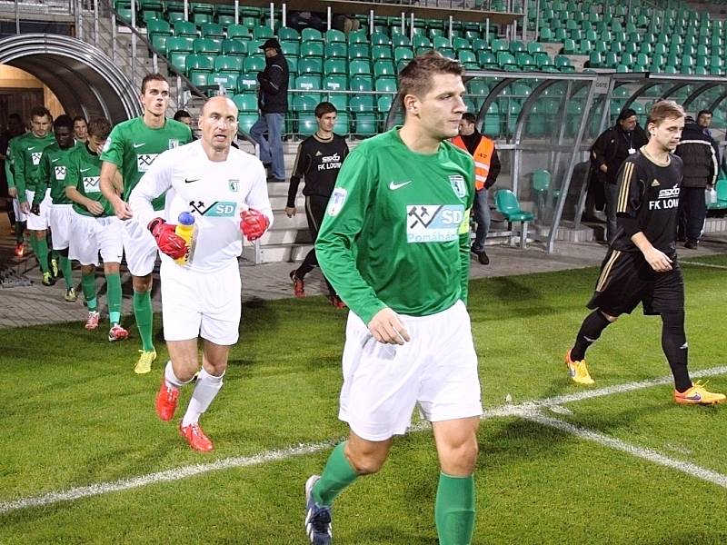 Fotbalisté Loun (v černém) prohráli na půdě Chomutova těsně 0:1.