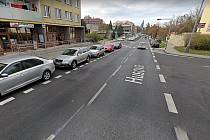 Rovné úseky ulic Husova a 28. října v Lounech svádějí řidiče k rychlejší jízdě. Zamezit tomu má radar.