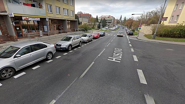 Rovné úseky ulic Husova a 28. října v Lounech svádějí řidiče k rychlejší jízdě. Zamezit tomu má radar.