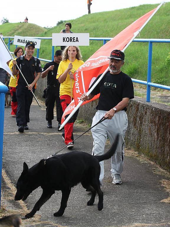 Slavnostní zahájení 16. Mistrovství světa záchranných psů na stadionu v Žatci