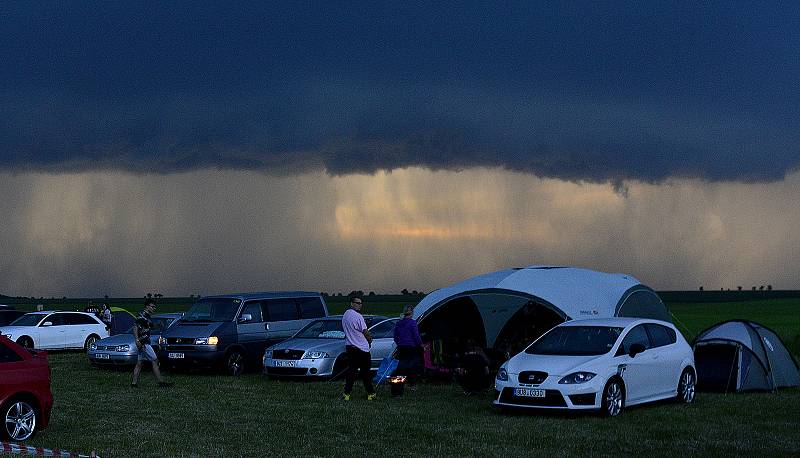 Na letišti na Lounsku probíhá Carwars. Pořadatele potrápila bouřka.