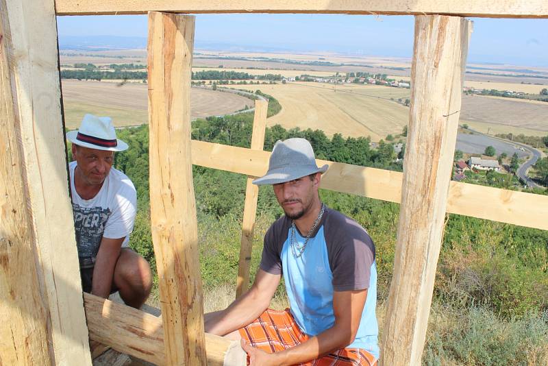 Tak vznikala rozhledna na vrchu Rubín u Podbořan