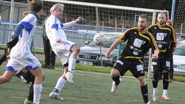 Louny (v bílém) doma porazili Litvínov těsně 2:1.