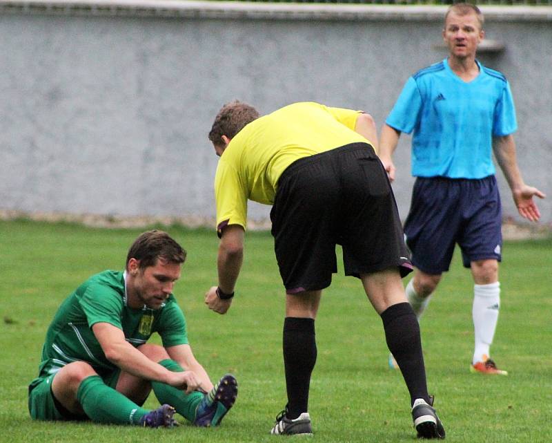 Fotbalisté Slavoje Žatec (v zeleném) porazili Modrou.