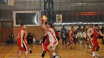 Lounští basketbalisté ( v bílém) si bez problémů připsali další dva body do tabulky ve skupině o 7-12 místo.