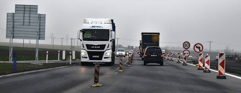 Práce na novém úseku dálnice D7 Praha – Chomutov u Panenského Týnce na Lounsku.